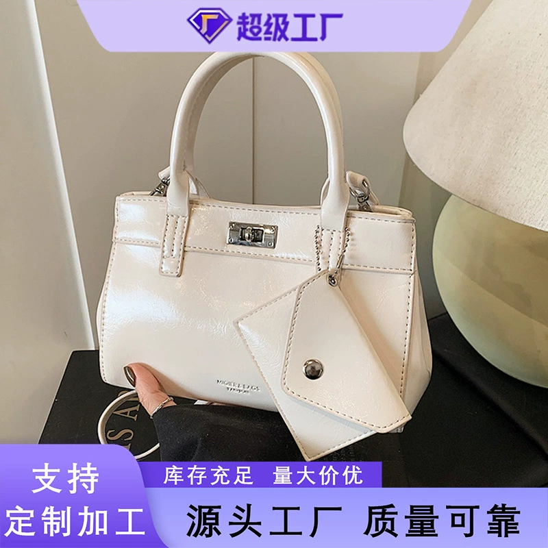 Повседневная минималистская текстура небольшая квадратная сумка Весенний тренд 2025 новый иностранный стиль нишевой дизайн дамы на одно плечо