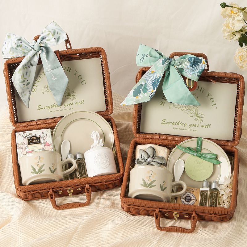 Souvenirs for Female Bridesmaids, Niche High-End, Practical Rattan Hand-Held Basket, Cup and Saucer, Wedding Gift Box