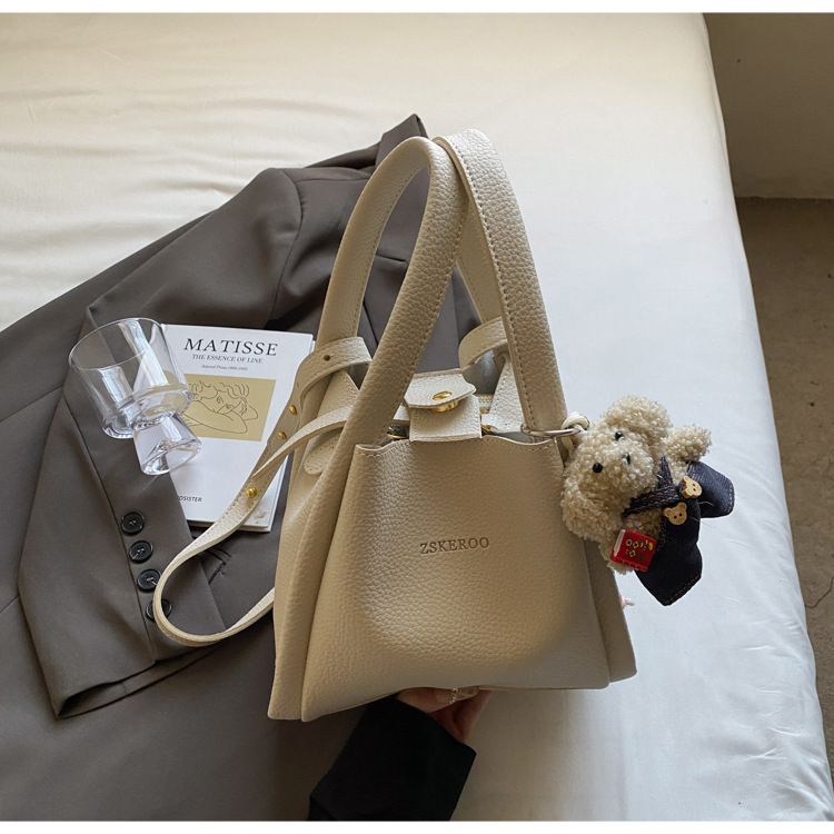 This year's popular bags for ladies are the 2025 new Korean-style simple and versatile crossbody bag and the retro commuting hand-held bucket bag undefined