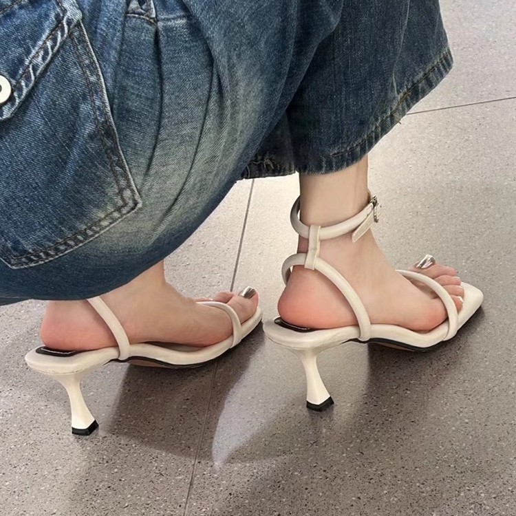 Trendy sur blanco tacones altos franceses tacones de aguja punta cuadrada hada con punta abierta sandalias de una sola palabra verano femenino 2025 nuevo estilo