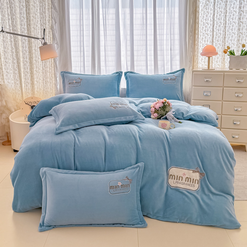 Tejido de bordado caliente grueso de lana de leche de cuatro piezas de sábanas cubiertas de edredón de bordado de tres piezas de cama al por mayor