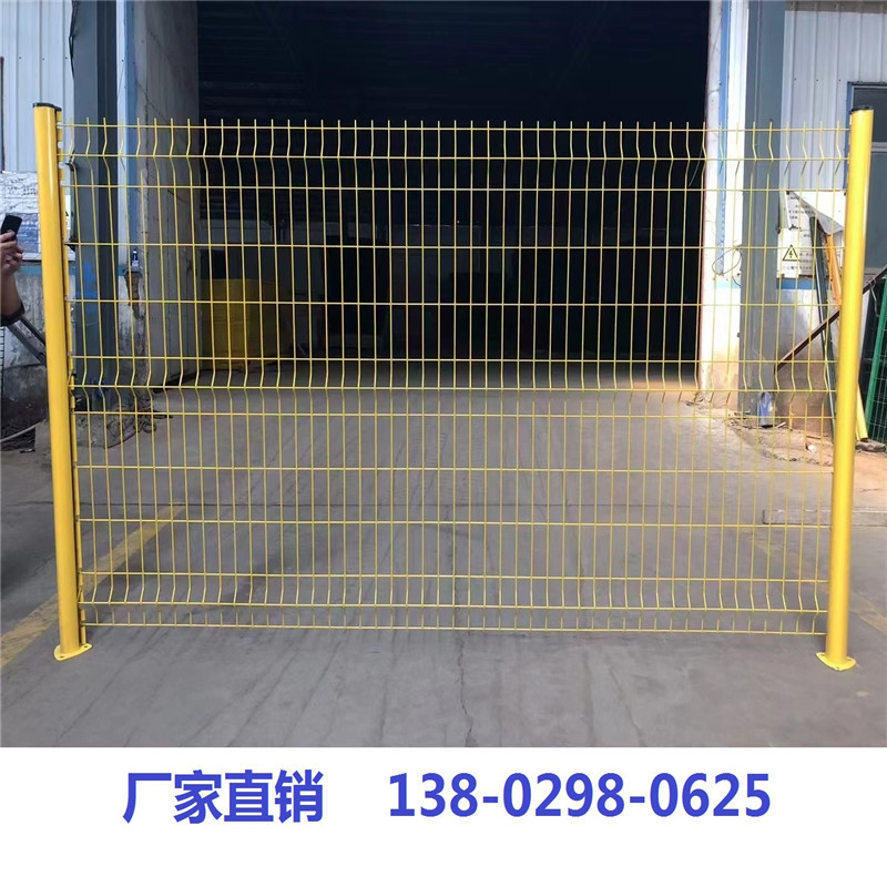 厂家现货三角折弯护栏网河道公路围栏桃型柱护栏量大价优