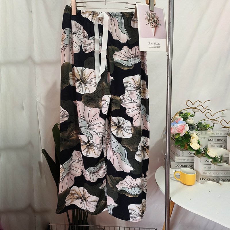 검은 배경에 연잎