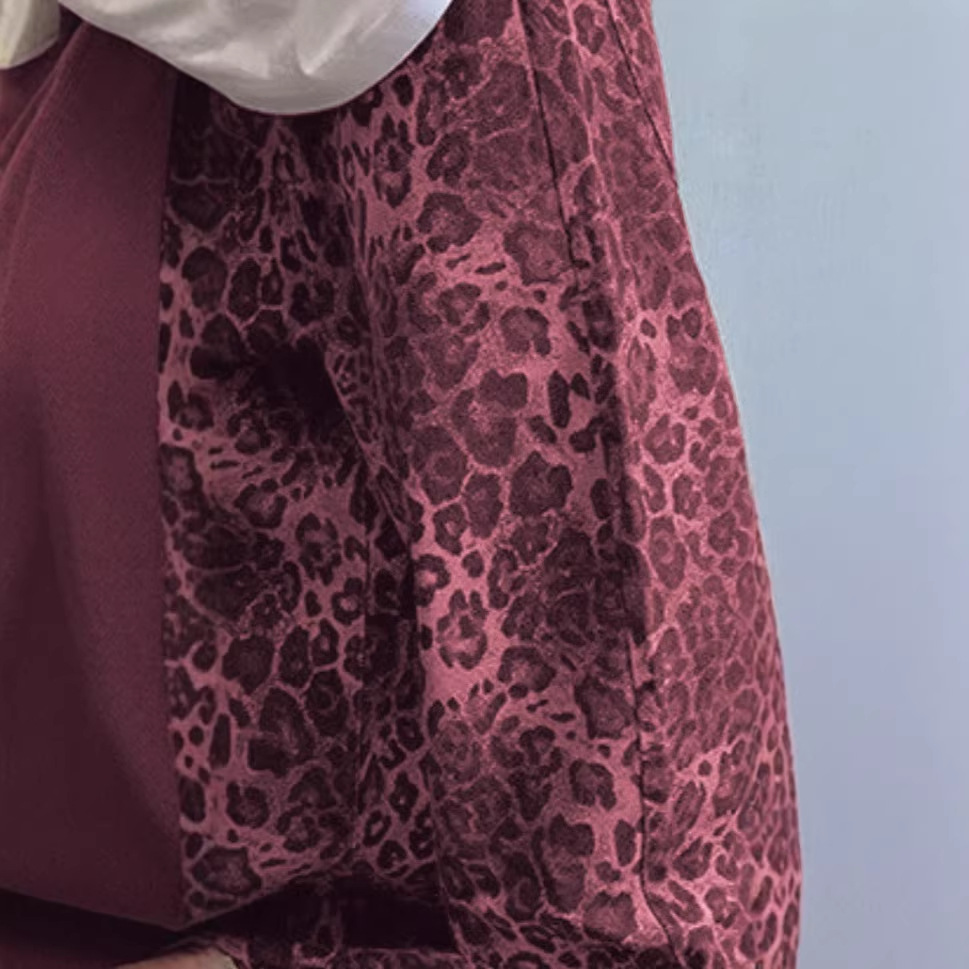 Herrenbekleidung: Lässige Jeans mit weitem Bein im amerikanischen Stil, modisches Leopardenmuster, trendige und bequeme Jeans._voghion.com