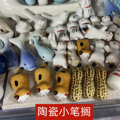 日本式のかわいい野菜の陶磁器のミニの筆の棚のペンは子猫の落花生の筆の棚の文芸のアイデアの小さい筆の置物を置きます。
