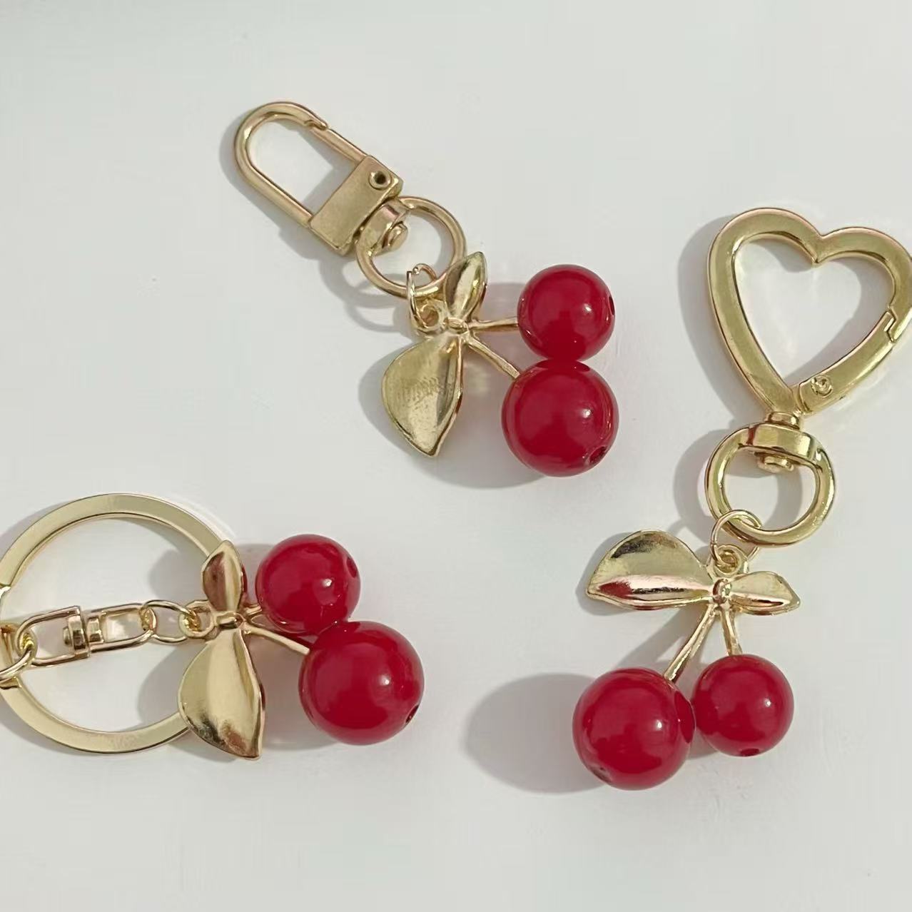 Nuevo estilo transfronterizo de moda europea y estadounidense delicado llavero de cereza de alta calidad sensación de bolsas de automóviles colgante colgante al por mayor