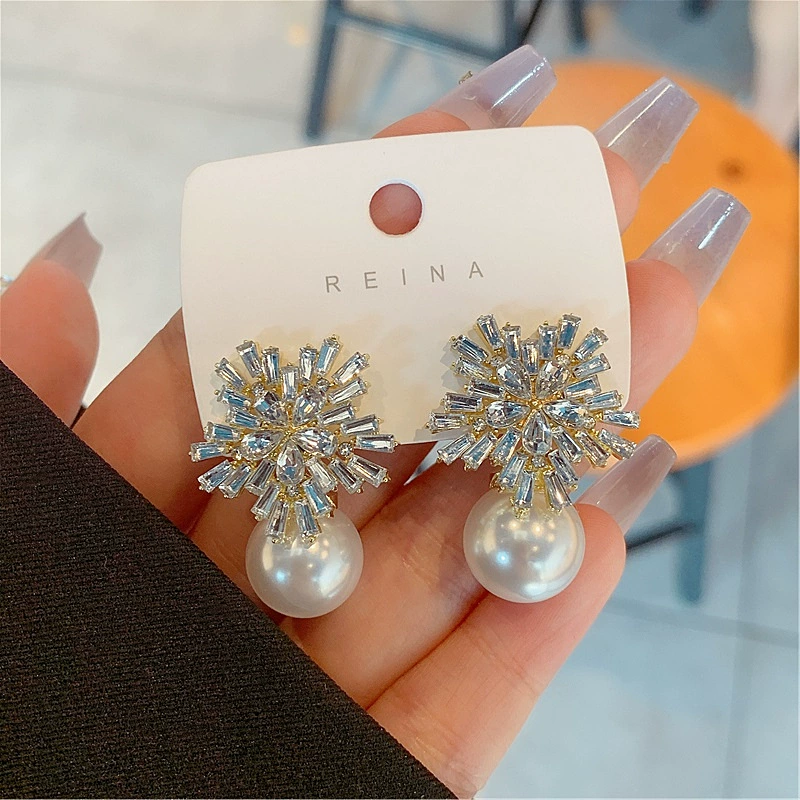 Серебряная игла, модные серьги из жемчуга, цветы, стиль легкой роскоши, тренд сезона, стиль высокого класса, оптом