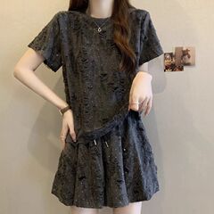 大きいサイズのファッショナブルなカジュアルスーツ、女性用、夏の新作、ぽっちゃりさん向け、ゆったりとした着痩せ効果のある半袖とショートパンツ、ダメージ加工とラインストーン付きのツーピースセット