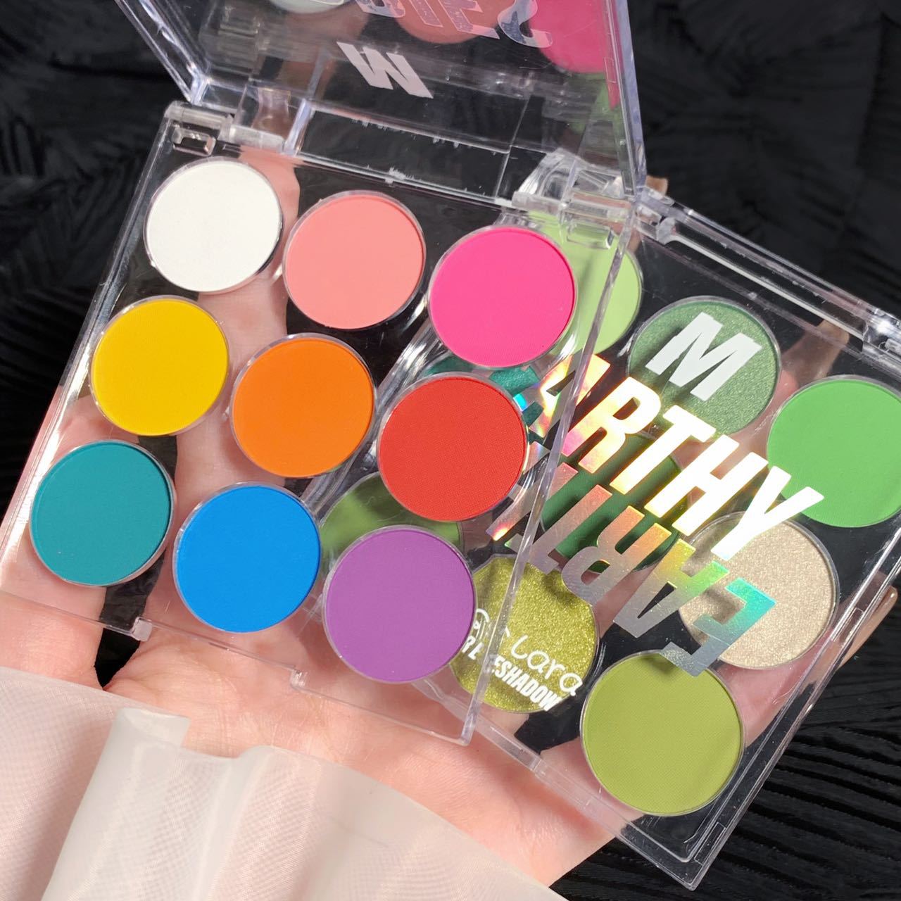 Miss lara's nine-color eyeshadow is naturally not prone to pearlescent smudging, with a matte macaron transparent box eyeshadow palette undefined