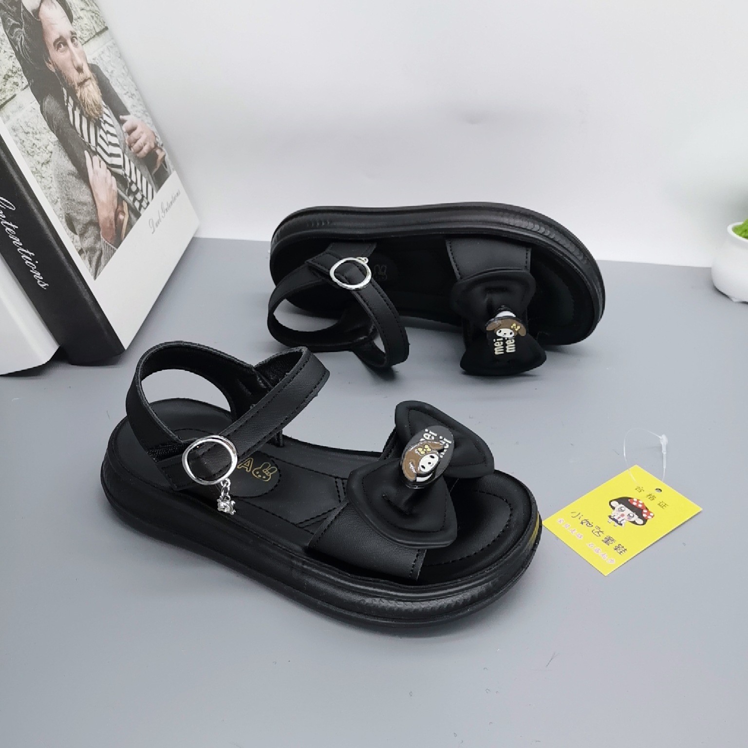 Sandalias de verano estilo caliente 2025 tesoro femenino retro estilo 5-12 años a través de la red zapatos casuales antideslizantes tendón de res zapatos de princesa Meliti