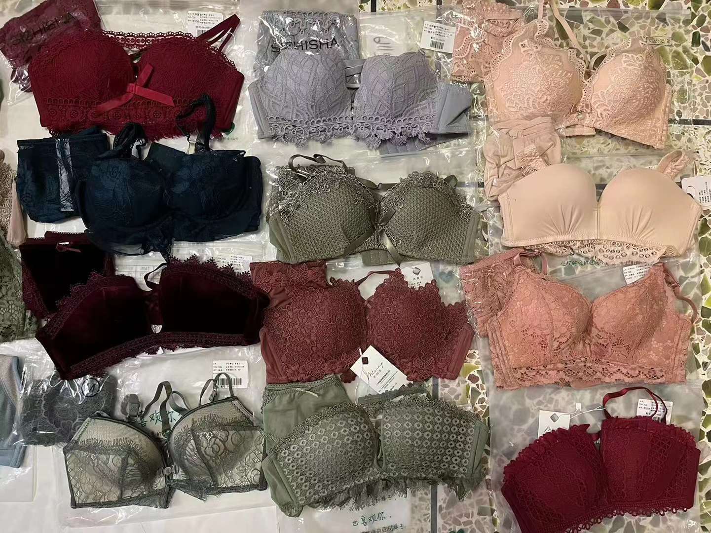 Precio bajo liquidación de inventario alta calidad misceláneo nuevo popular en línea popular de las mujeres traje de Sujetador push up ropa interior para las mujeres