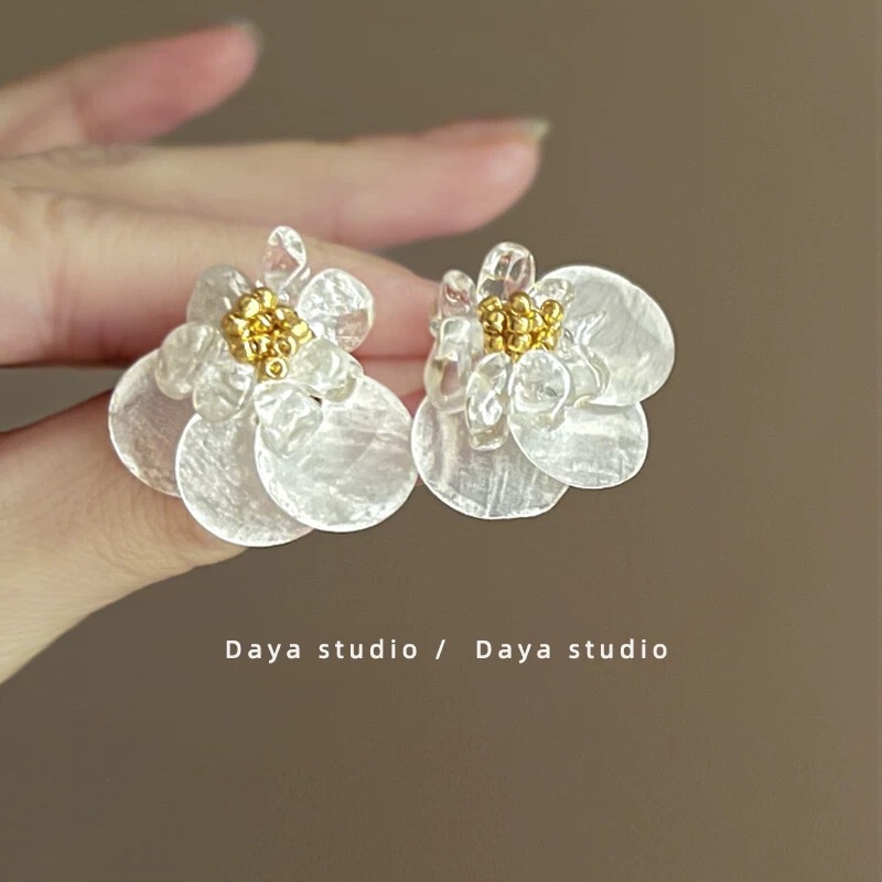 Original Design Cloud Flower Natural Shell Crystal Stud Earrings Ear Clip Beaded Flower Light Luxury High-end Sense Small Style Original Design Cloud Flower Natural Shell Crystal Stud Earrings Ear Clip Beaded Flower Light Luxury High-end Sense Small Style