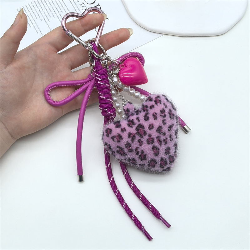 Estampado de leopardo de peluche rosa y amor