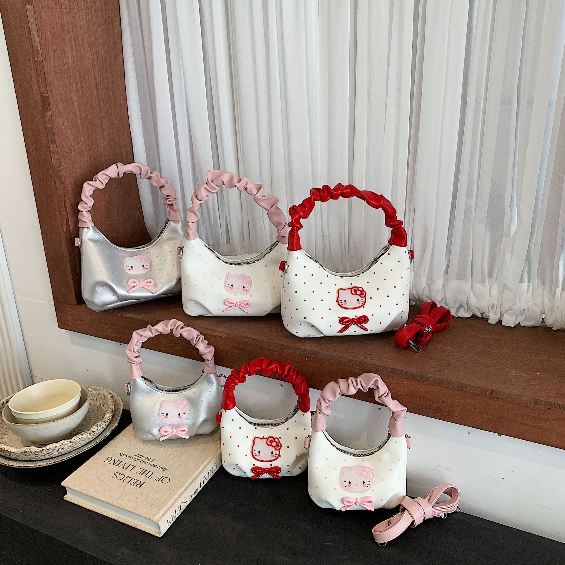 Stylish and versatile children's handbag with a pleated design, perfect for everyday use, featuring a polka dot pattern, a high-end and luxurious feel, and a new design that can be carried by hand or worn as a crossbody bag for girls