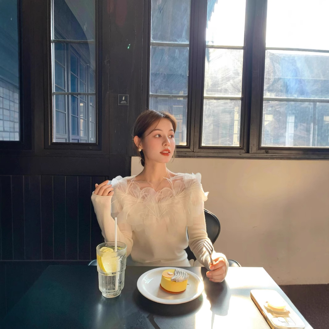 Small Fragrant Style French Style Slimming High-end Autumn Base Shirt Feather Petal Tencel Wool Long-sleeved Shirt