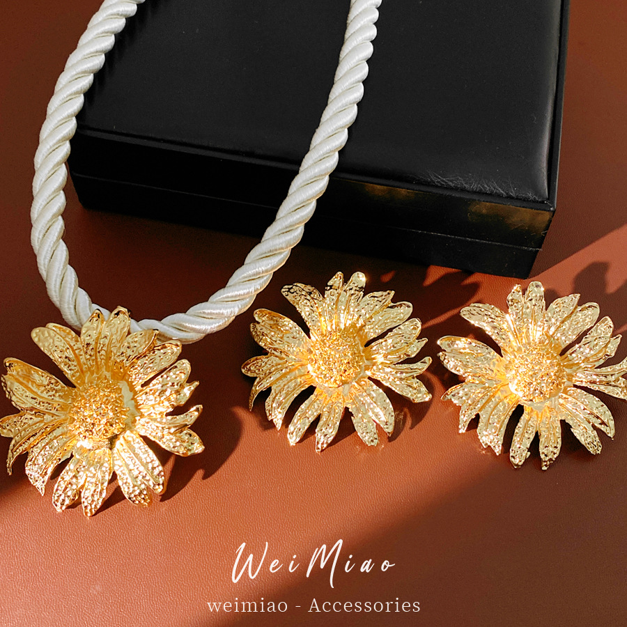 Cuerdas de algodón medieval vintage aleación plegable collar de flores ligero lujo nicho cadena de clavícula de alta calidad conjunto de joyas