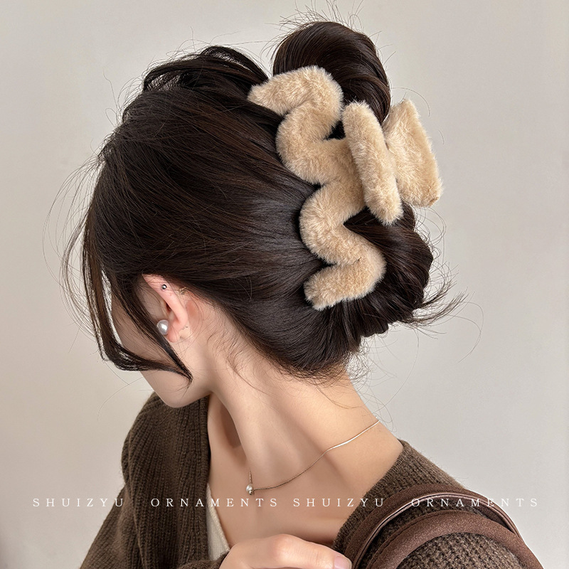 Otoño y invierno curry clip de agarre de cabeza grande clip de cabello tocado clip de tiburón 2025 nuevo peludo de gama alta agarre de cabello