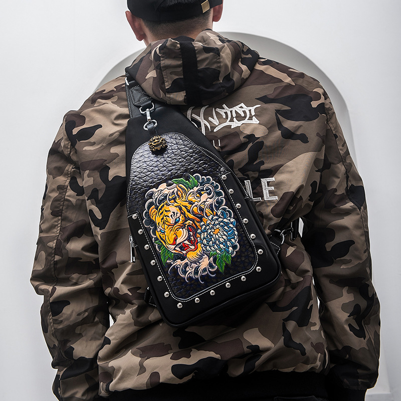 厂家直销胸包男款潮牌斜挎胸包时尚大容量真皮背包胸前皮雕包现货