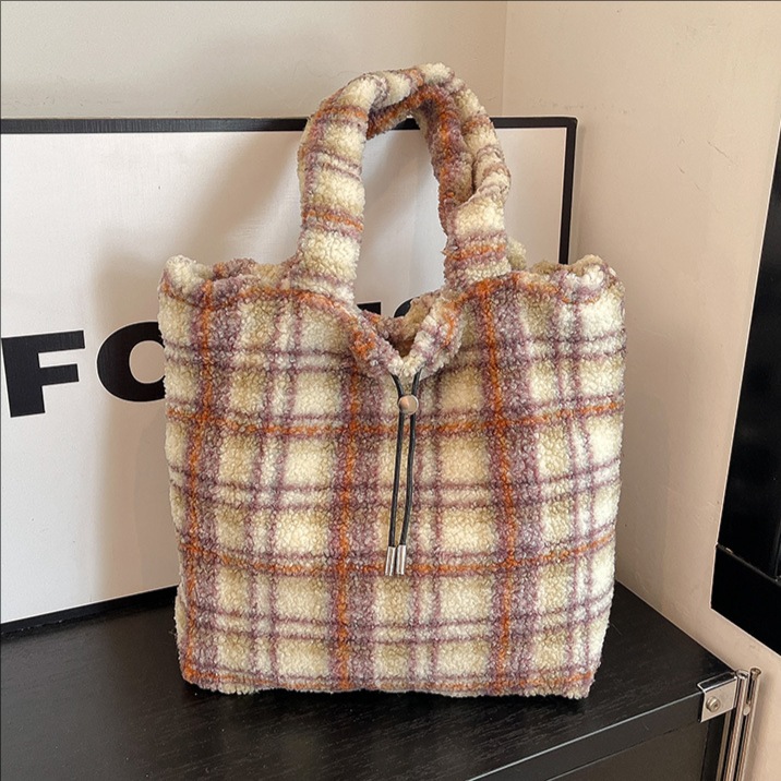 2025 otoño y invierno nuevo bolso de balde de peluche a rayas bolso de hombro de gran capacidad para mujeres bolso de brazo de transporte