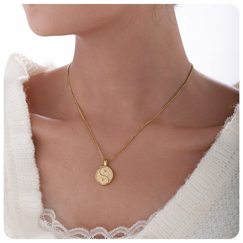 Taina Tai Chi moneda de oro redonda 18k oro collar de acero inoxidable cadena de clavícula de mujer lujo ligero al por mayor cadena de suéter