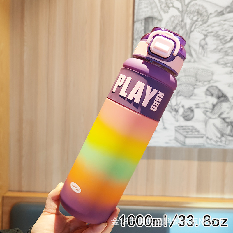 Al por mayor nueva taza de agua de plástico de paja de alto valor portátil estudiantes de tres colores gradiente botella de agua deportiva al aire libre