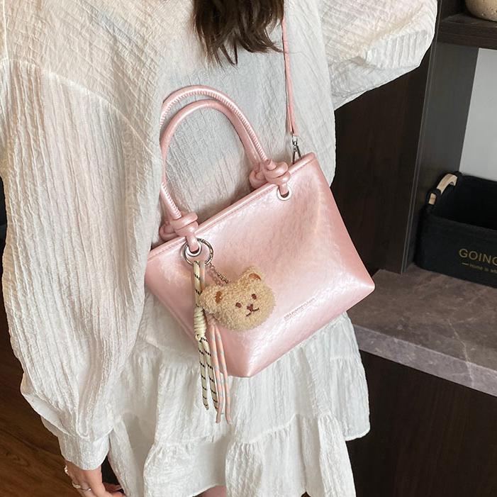 Este año, la popularidad de la bolsa de cubo de mano de la mujer 2025 nueva moda de la bolsa de hombro universal de alta calidad sensación de mochila