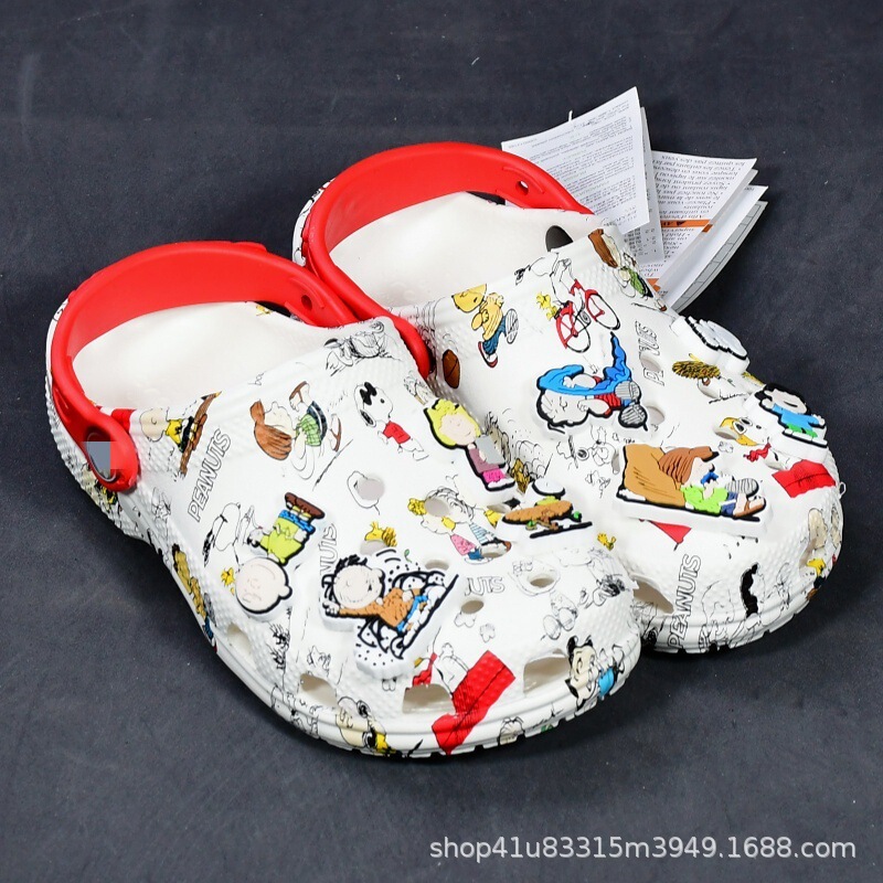 New Snoopy collaboration collection: parent-child matching clogs, beach sandals, flip-flops, and casual, breathable, cartoon-style footwear