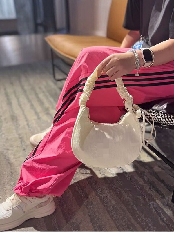 Casual College Style Large-Capacity Versatile Tote Bag Single Shoulder Crossbody Trendy Brand Hand-Held Pleated Cloud Bag Women's Armpit Bag Casual College Style Large-Capacity Versatile Tote Bag Single Shoulder Crossbody Trendy Brand Hand-Held Pleated Cloud Bag Women's Armpit Bag