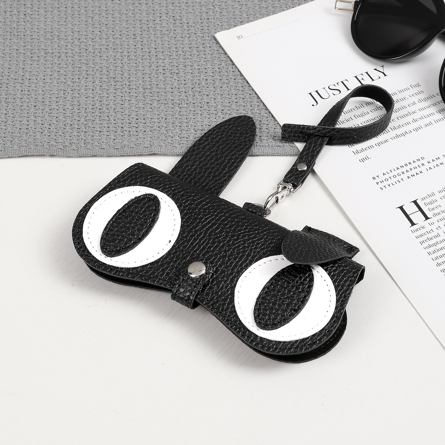 Caja de gafas encantadora de dibujos animados, gafas de sol portátiles para hombres y mujeres, bolsa de almacenamiento para gafas de miopía, bolsa de gafas, colgante