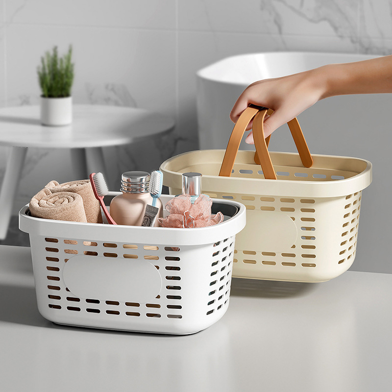 お風呂のかごを手に持って、プラスチックトイレのお風呂の洗面用品を持って、水を入れてかごを入れます。|undefined
