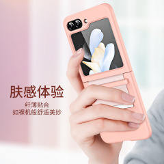 適用GalaxyZFlip5手機殼純色鉸鏈腕帶膚感殼摺疊三星flip4手機殼