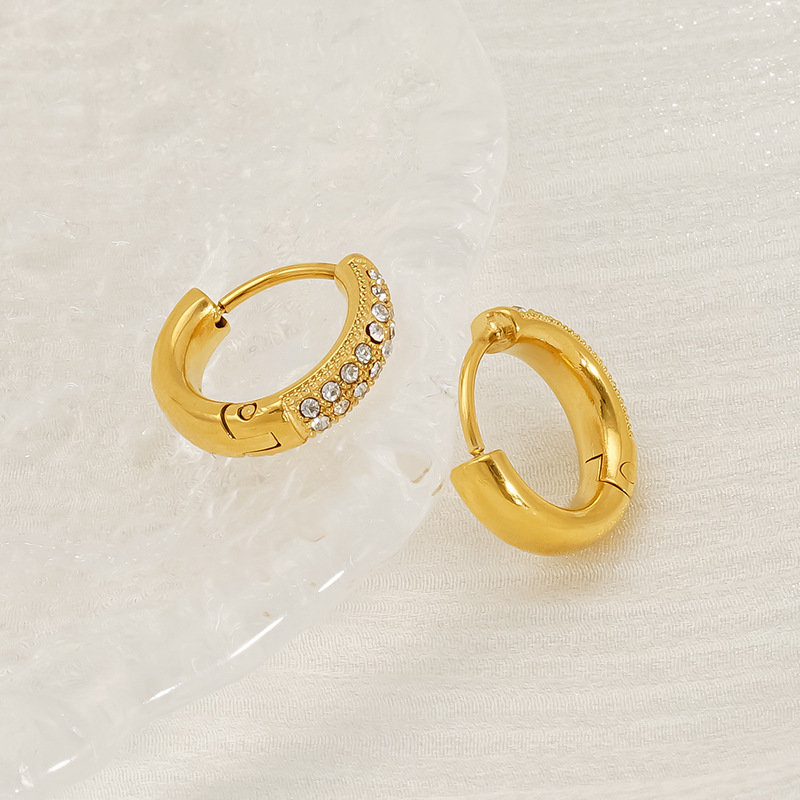 Anillo de pigmento dorado transfronterizo con pendientes de diamantes para mujer Pendientes de acero inoxidable de alta calidad de otoño e invierno Estilo europeo y americano Pendientes de alta gama para mujer