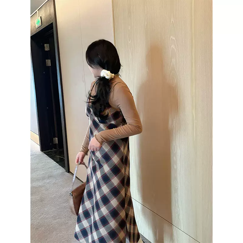 大码女装法式复古格纹吊带连衣裙 春季新款v领小众时髦显瘦中长裙