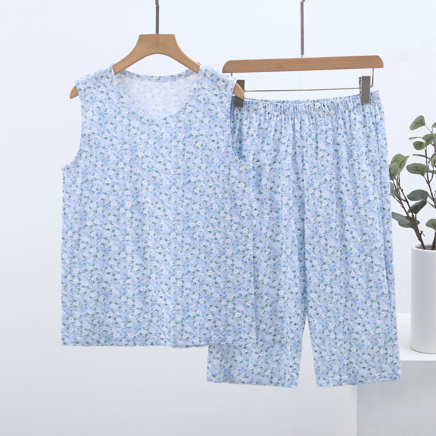 Qadın üçün yay pijama dəsti - çiçəkli, qolsuz, şortlu
