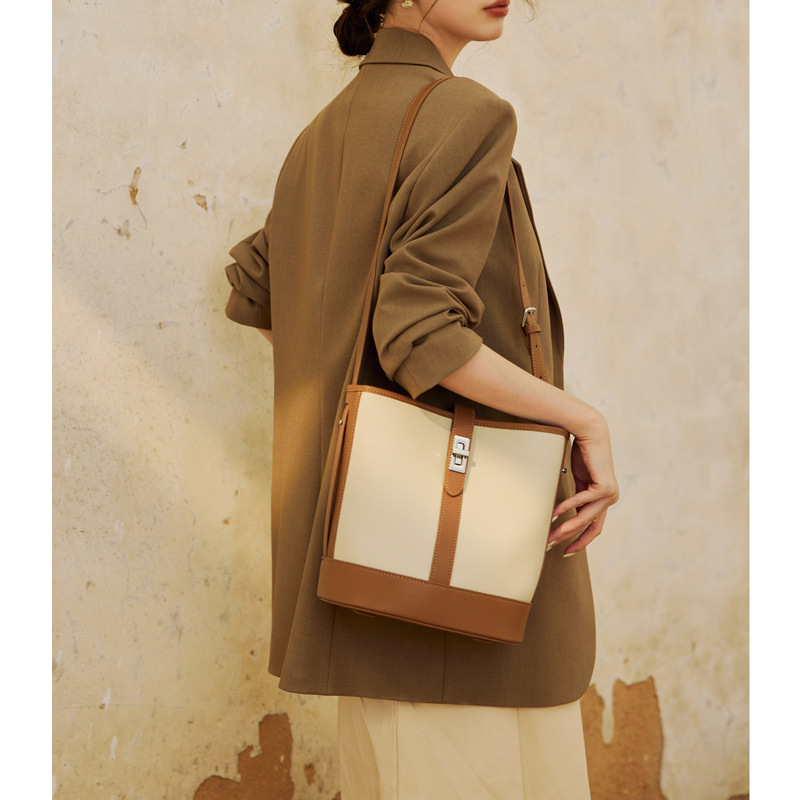 Large capacity for women in 2024, new niche, light luxury, high-end feel, cowhide bucket large genuine leather women's_voghion.com