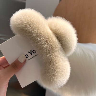 1 Piece Quantity Casual, Daily Occasion Retro Roman Style Solid Color Rabbit Fur Hair Claws