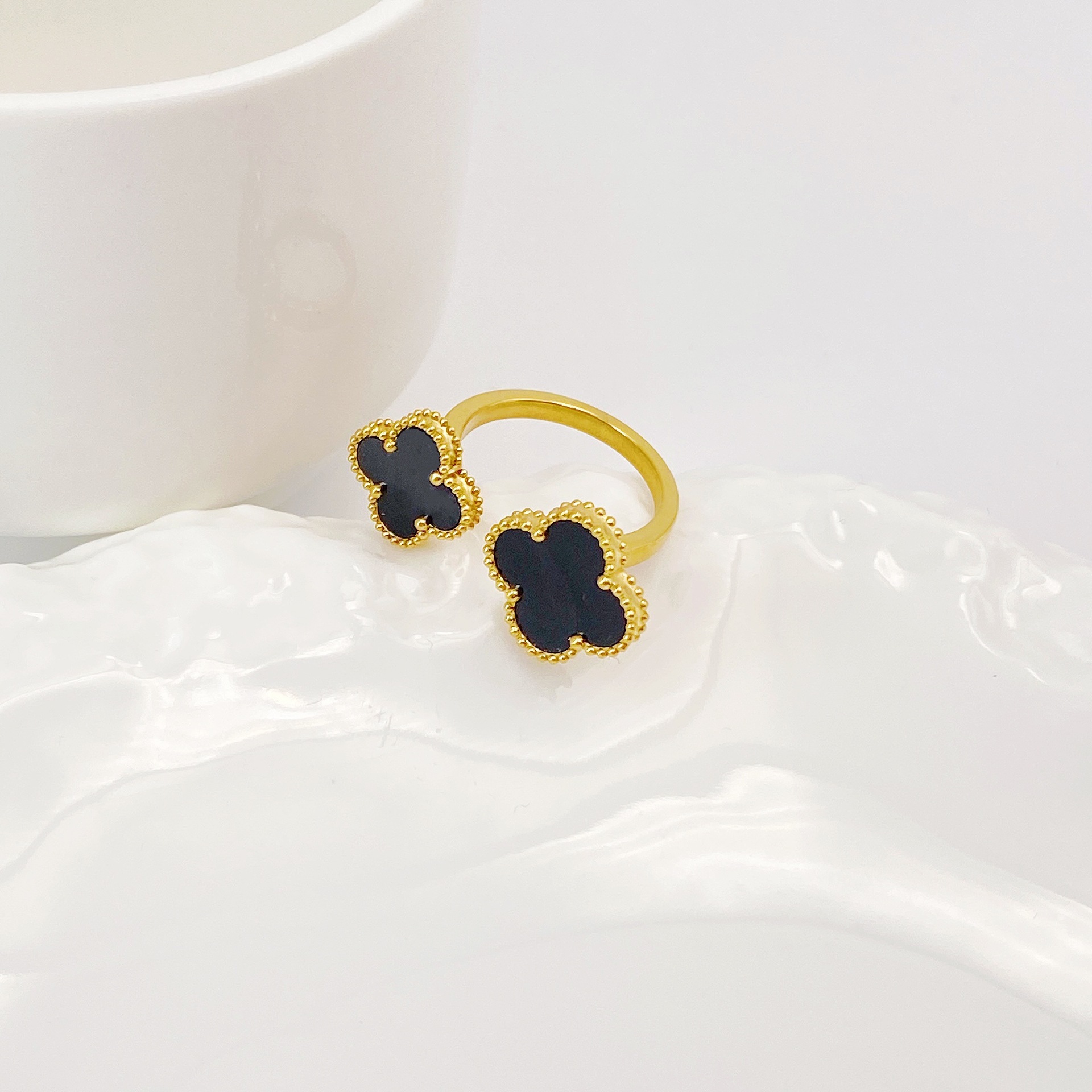 하이 버전 행운의 네 잎 클로버 링 여성의 2024 새로운 틈새 오픈 링 일본과 한국의 달콤한 신선한 쥬얼리