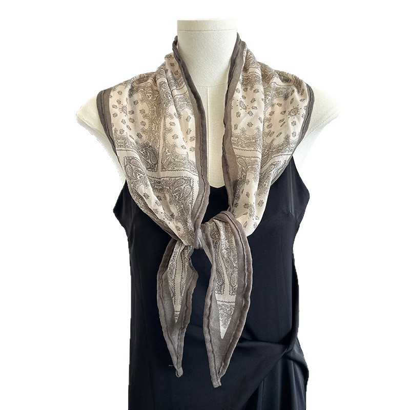 Lenço de seda com estampa de losangos para mulher estilo retro_voghion.com