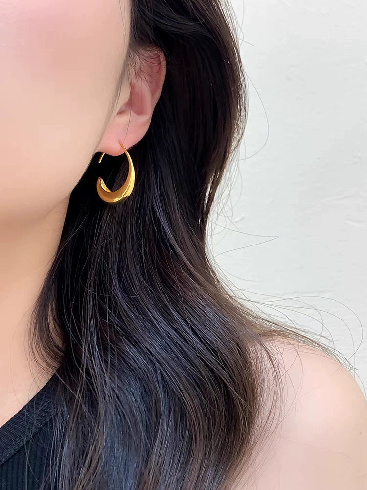 Small design brand earrings drop-shaped, European style, simple and elegant design, high-quality style