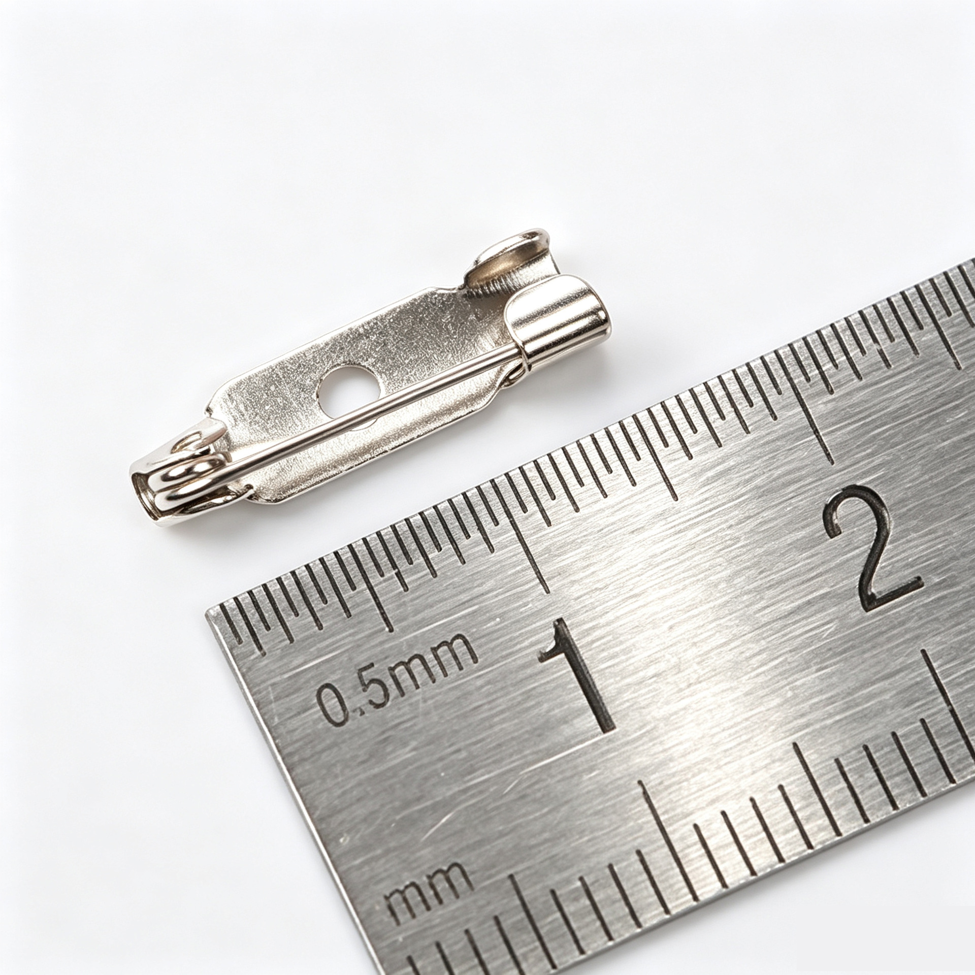 1.5cm nickel brooch