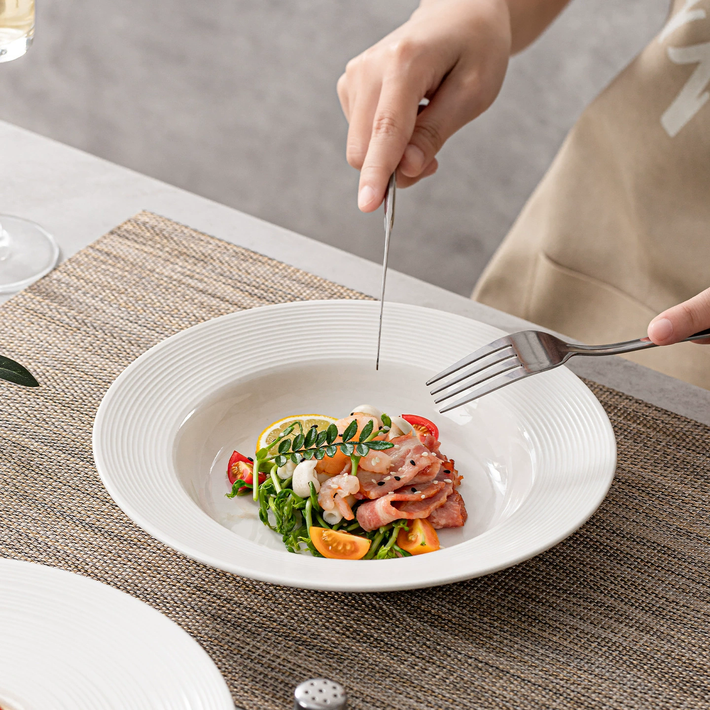 Simple ceramic dinner plate, pure white Western food pasta plate, light luxury straw hat soup plate, household deep plate ceramic plate