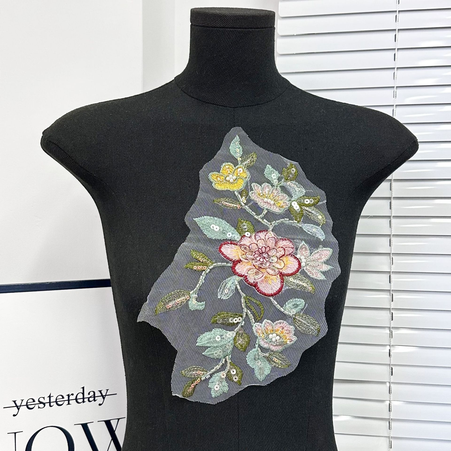 Colorido primavera y verano cuentas tubo de cuentas tridimensional bordado accesorios decorativos simple moda bordado color contraste decalco parche de encaje