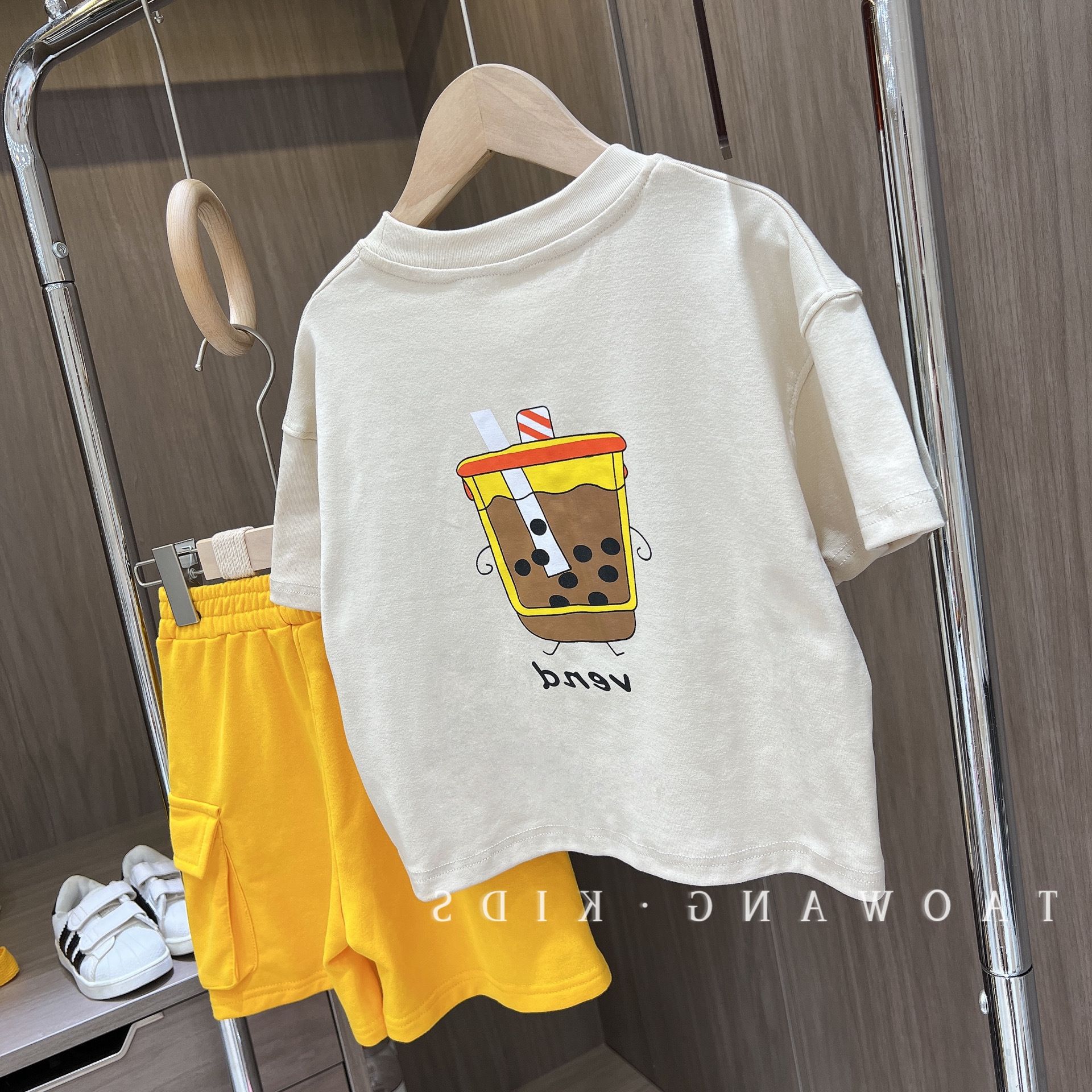 Conjuntos familiares a juego, colección de verano 2025 para una familia de tres, madre-hijo, madre-hija, camisetas de manga corta estilo bubble tea, pelele para bebé, a la moda