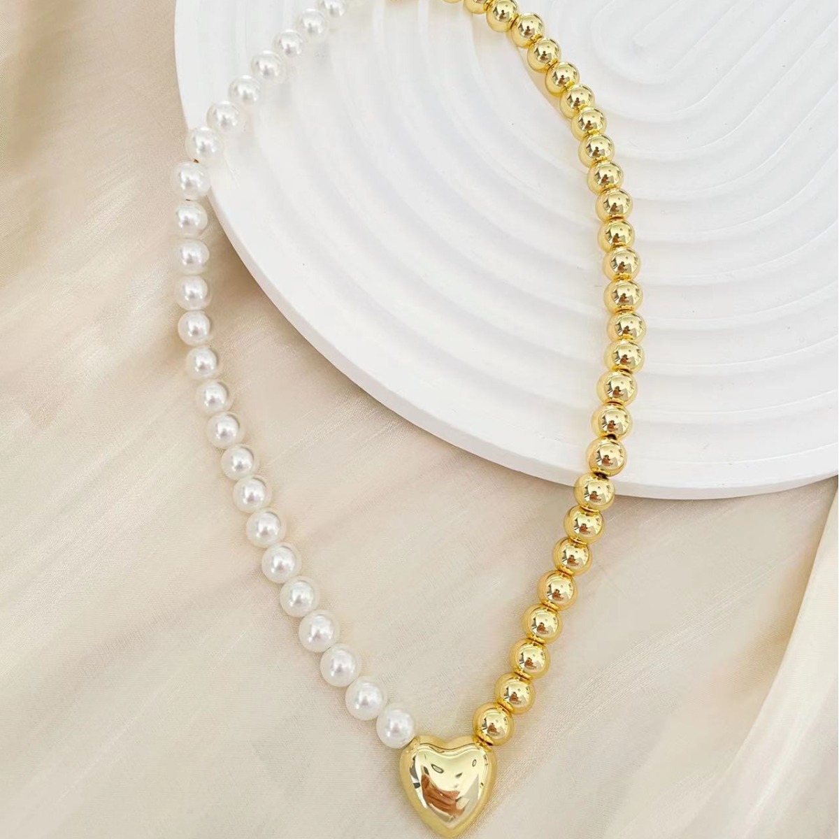 Heart Shape Pattern Women's Gender Simple And Light Luxury Temperament 8mm Pearl Copper Bead Heart-Shaped Beaded Necklace Suitable For Women's Daily Wear