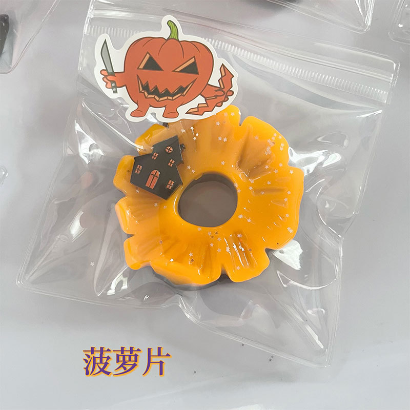 ハロウィーンの猫の爪はゆっくりとしています。|undefined