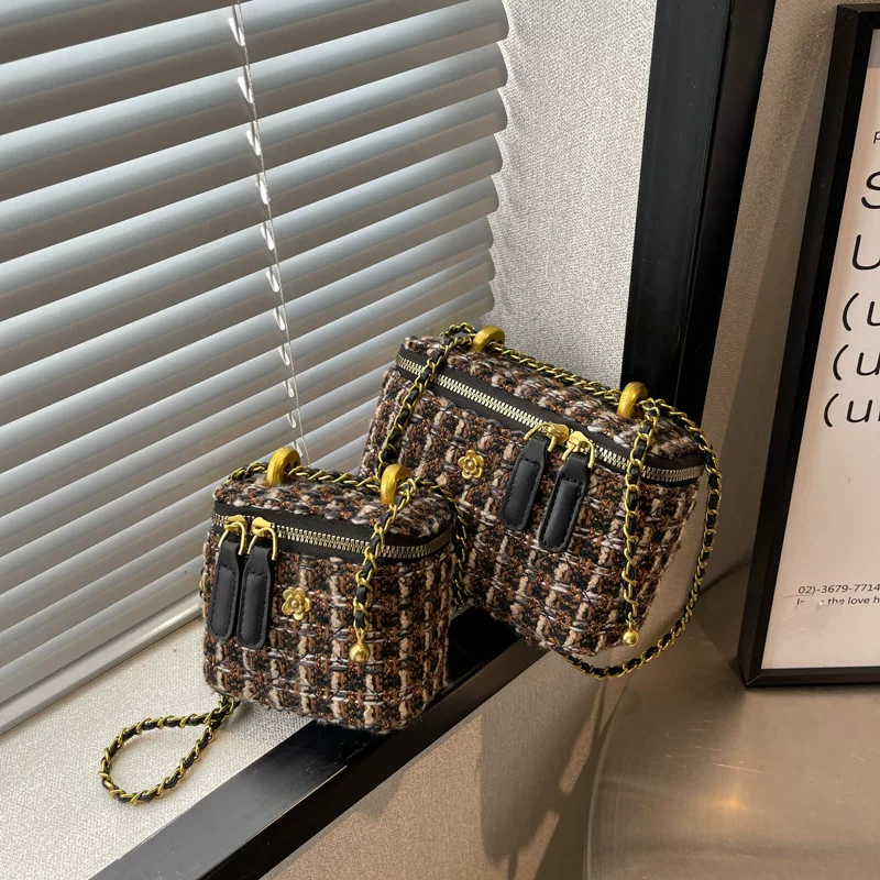 Маленькая цепочка, сумка через плечо, дизайнерская demi-season коробка, стиль Chanel, коллекция 2022 года