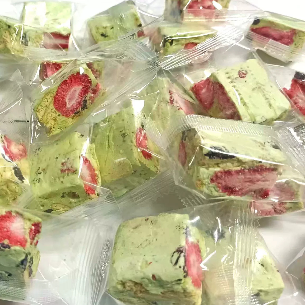 草莓羊奶芙休闲零食小吃网红糕点点心250克/袋草莓羊奶芙