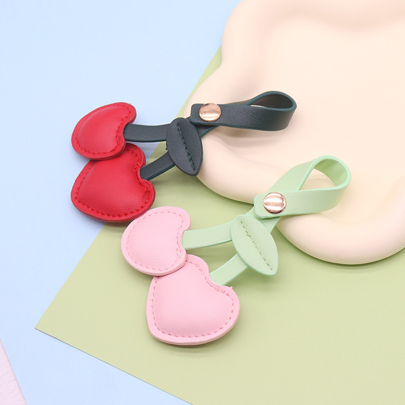 Ins europeo y americano estilo pastoral PU cuero cereza llavero colgante hombres y mujeres bolso de coche llavero colgante