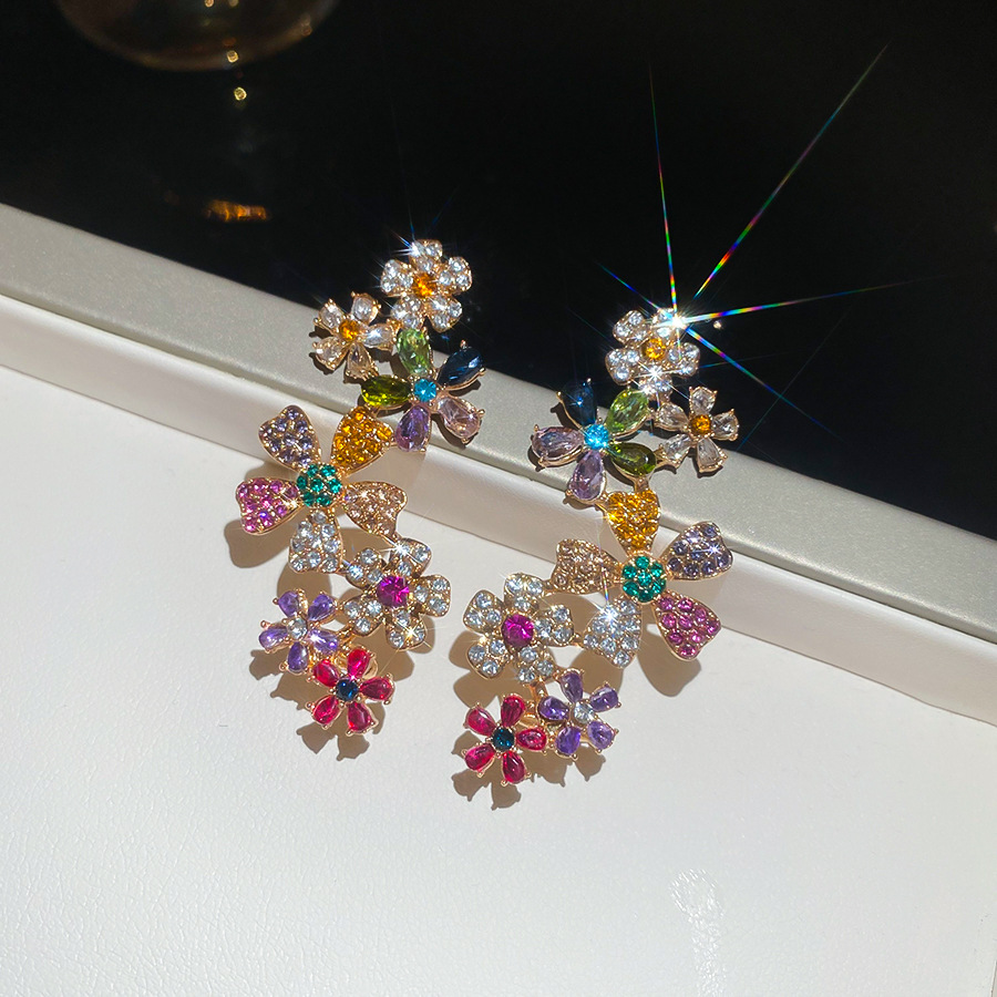 Pendientes de flores de aguja plateada de galvanoplastia de oro real de 18k Pendientes de una pieza Pendientes de moda de lujo ligero de alta gama nicho
