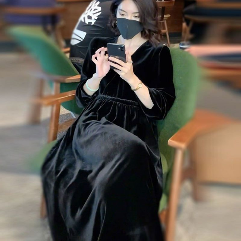 Golden Velvet Dress Women's 2024 Spring and Autumn New Western Style Retro Solid Color Pleated Large Size V-neck Long Skirt